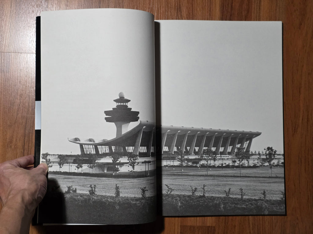 Space: Drawings 
Modern Architecture in Drawings 38
Eero Saarinen
Dulles International Airport Terminal Building