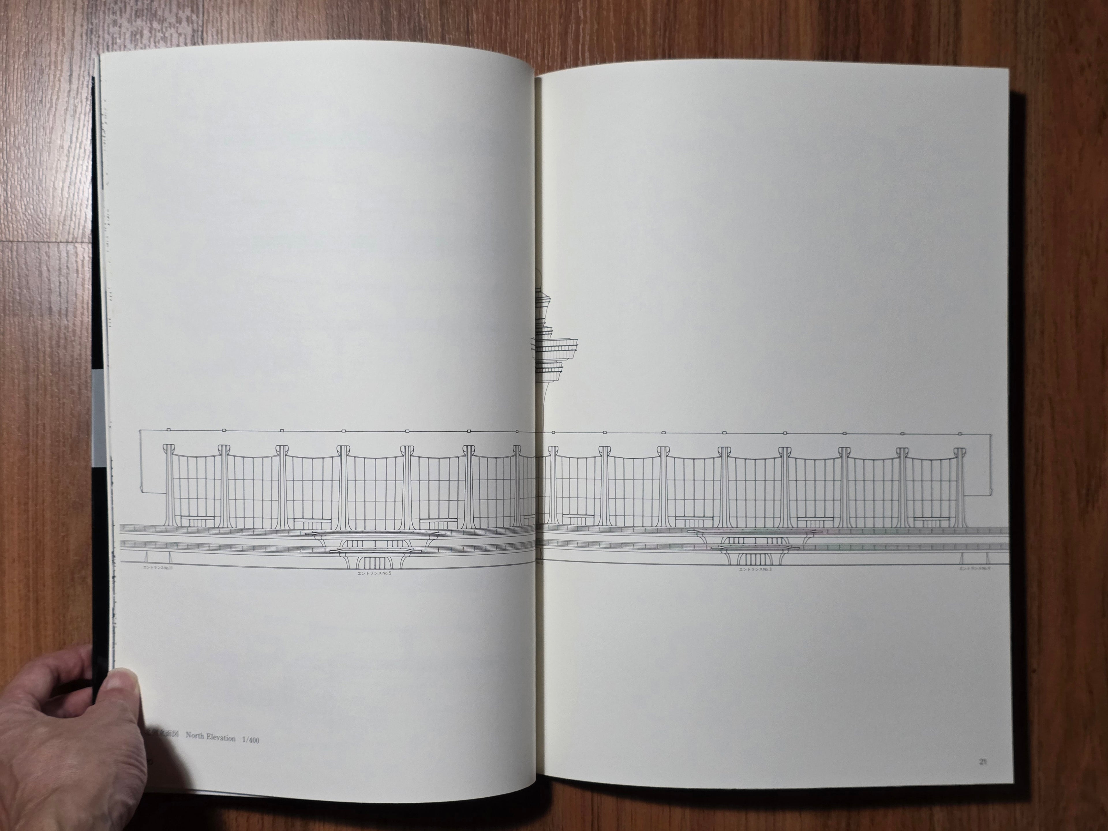 Space: Drawings 
Modern Architecture in Drawings 38
Eero Saarinen
Dulles International Airport Terminal Building