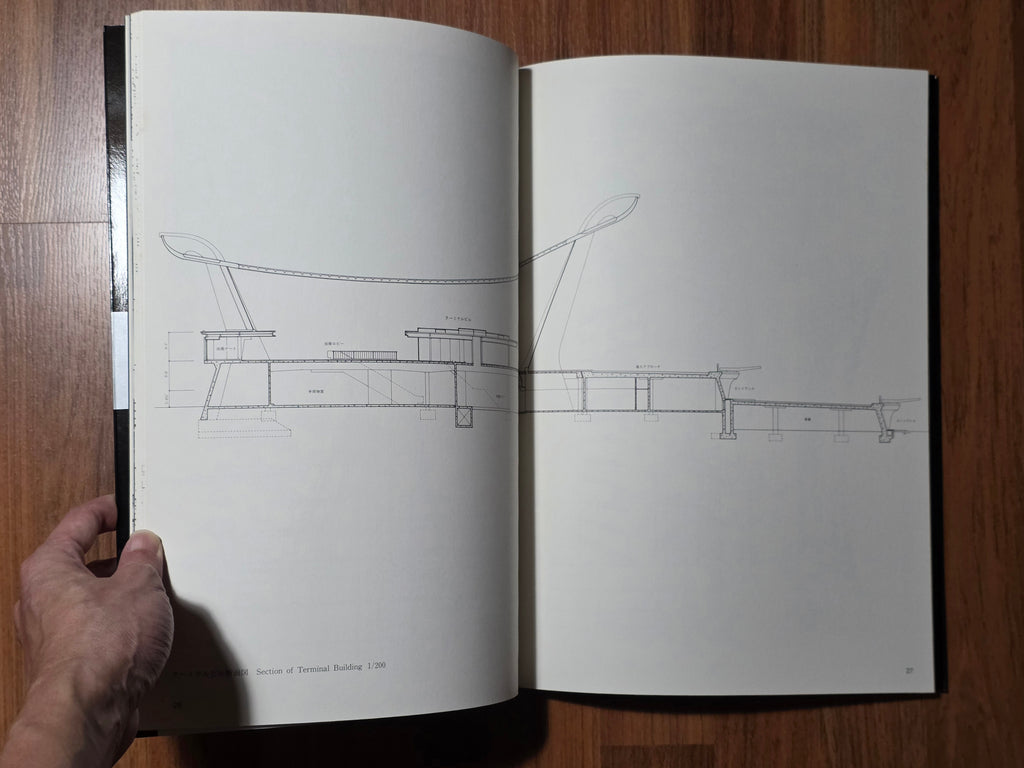 Space: Drawings 
Modern Architecture in Drawings 38
Eero Saarinen
Dulles International Airport Terminal Building
